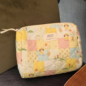 Gesteppte Kosmetiktasche mit Karomuster, Blumenmotiven und praktischem Tragegriff