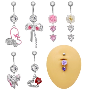 Ensemble détaillé de piercings de nombril avec roses en résine rose et strass en cœur