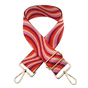 Détail de la bandoulière tissée à motif vagues colorées avec boucles en métal doré