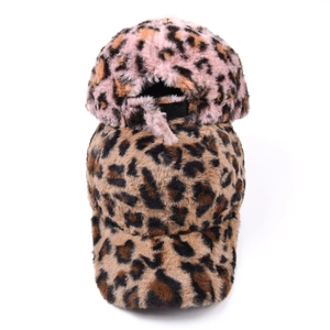Detailansicht gestapelter Plüsch-Basecaps mit Leopardenmuster in Rosa und Braun