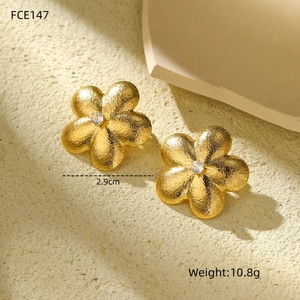 Golden flower earrings with zircon center and hammer texture, 2.9cm floral studs