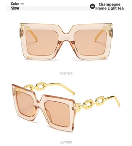 Detalle de gafas de sol cuadradas champán con varillas de cadena dorada