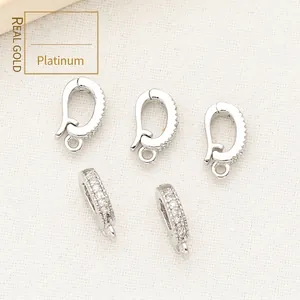Detailaufnahme von platinierten Zirkonia-Anhängerverschlüssen für Schmuckdesign