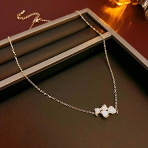 Détail d'un collier papillon plaqué or avec zircons présenté dans son écrin à bijoux