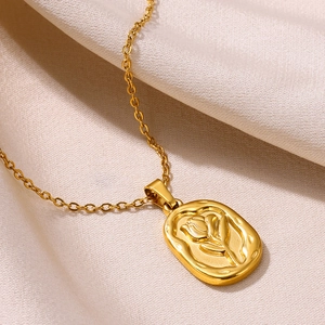 Collier vintage en acier inoxydable plaqué or 18k avec pendentif rose en relief