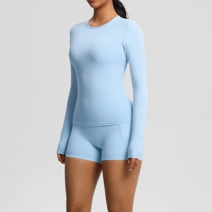 Vue détaillée de l'ensemble de yoga bleu clair en nylon brossé sur un mannequin