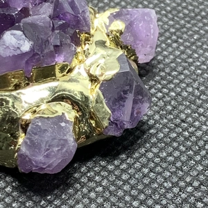Makroaufnahme von Natur-Amethyst-Anhänger mit 14K vergoldeter Katzenkrallen-Fassung