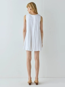 Vue arrière d'une robe mini plissée blanche sans manches avec plis verticaux