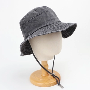 Dettaglio cappello pescatore in denim grigio scuro con cordino antivento regolabile sport