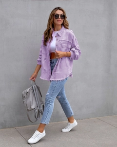 Outdoor-Streetstyle-Aufnahme einer lavendelfarbenen Oversized-Jeansjacke mit Fransen