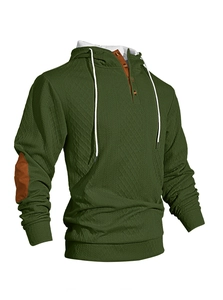 Détail du sweat à capuche en tricot vert foncé avec col boutonné et coudières marron