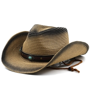 Dettaglio di cappello di paglia cowboy marrone sfumato con fascia in pelle e pietra turchese