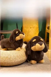 Détail de la peluche teckel marron en fausse fourrure sur un siège tressé chic