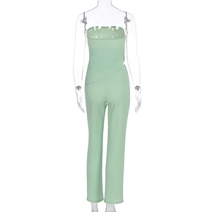 Détail de la texture gaufre vert clair sur le haut dos nu et le pantalon assorti