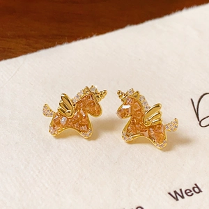 Détail du clou d'oreille licorne plaqué or avec cristaux de zircone champagne fins