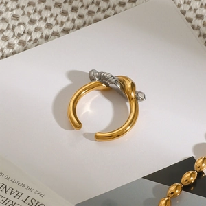 Bague torsadée en acier titane poli avec finition bicolore or et argent, taille réglable