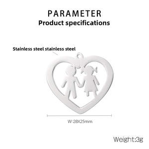Makro-Detail des herzförmigen Edelstahl-Anhängers mit Jungen- und Mädchen-Silhouette