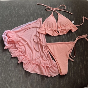Dettaglio bikini tre pezzi rosa corallo con gonna in rete e texture arricciata