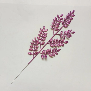 Dettaglio di foglie artificiali viola con glitter per decorazioni natalizie