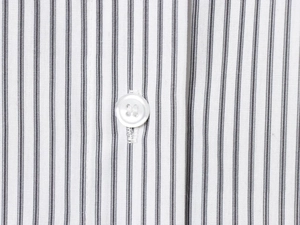 Vue détaillée du tissu en popeline à rayures noires et blanches avec un bouton blanc