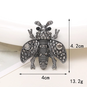 Dettaglio macro dell'accessorio ape con strass e dimensioni di 4,2 cm per 4 cm