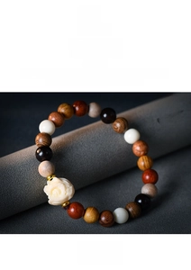 Macro dettagliata del bracciale con ciondolo a leone in avorio vegetale e legno