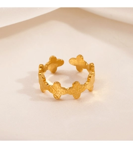 Macro detail van de 18K vergulde verstelbare ring met handgehamerde bloementextuur