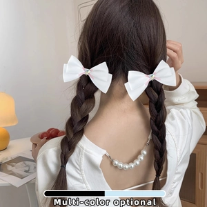 Barrettes à nœud en satin blanc avec gemmes en cœur sur cheveux tressés