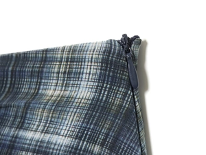 Détail du zip invisible bleu sur une jupe en tissu à carreaux bleus et blancs de qualité