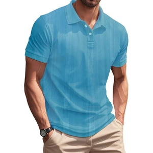 Détail du polo bleu clair à texture rayée verticale et poignets côtelés en gros plan