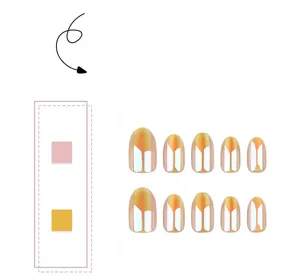 Detail van aurora cat-eye kunstnagels met goudroze parelglans en amandelvorm
