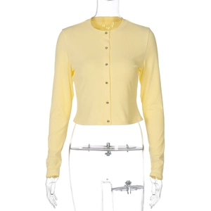 Détail du cardigan jaune clair ajusté avec texture côtelée verticale et boutons métalliques