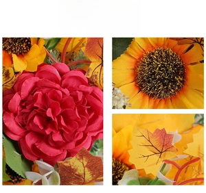 Dettaglio della ghirlanda autunnale con foglie di acero, peonie e girasoli in seta