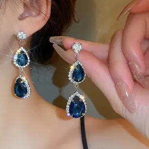 Set gioielli con orecchini e collana con cristalli blu e bordatura di diamanti