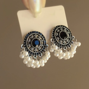 Orecchini Pendenti con Nappina in Perla Artificiale e Strass in Stile Etnico Retrò con Perno in Argento per Donna