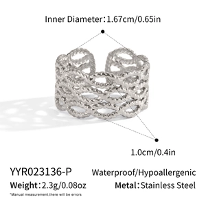 Dettaglio dell'anello punk geometrico traforato in acciaio inossidabile argento lucido