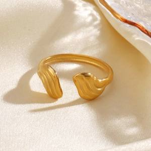 Anello aperto minimalista in acciaio inossidabile dorato a forma di ala su seta di lusso