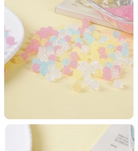 Detalle de dijes de caramelos coloridos en forma de estrella para manualidades y joyas