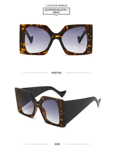 Detail der quadratischen Sonnenbrille mit Leopardenmuster und grauen Verlaufsgläsern