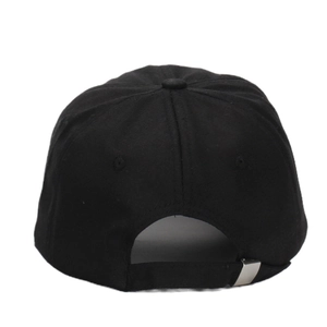 Cappellino da baseball classico nero vista posteriore con fibbia regolabile e fori di sfiato