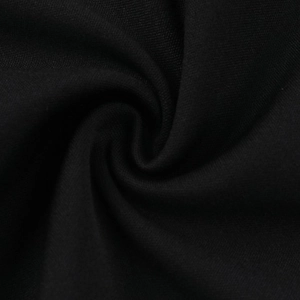 Primer plano de tejido textil negro con elegantes cortinajes en espiral y textura fina