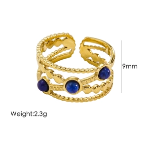 Détail de bague multicouche dorée avec pierres bleues, largeur 9mm et poids de 2,3g environ