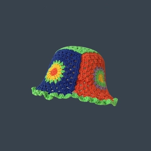 Detailaufnahme von böhmischen Häkelblumen auf einem handgestrickten Fischerhut
