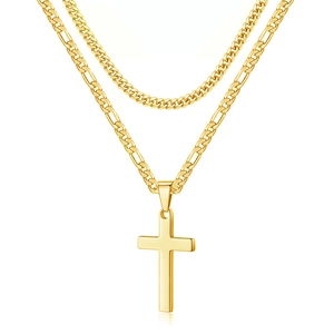 Détail d'un collier double épaisseur doré avec pendentif croix et mailles cubaines et Figaro