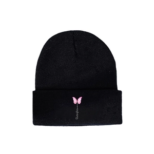 Berretto in maglia nera con ricamo farfalla rosa e scritta Butterflies per l'inverno