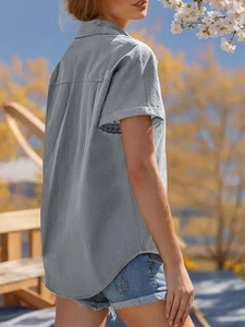 Vue latérale d'un chemisier gris clair à manches courtes et d'un short en jean