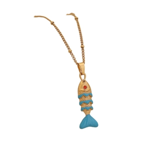 Collier carpe koï doré avec écailles en émail bleu et gemme rouge sur fond blanc