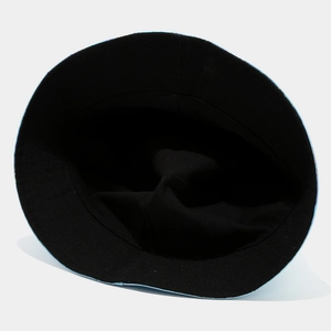 Vue détaillée du chapeau bob en PU iridescent montrant la doublure noire et les coutures