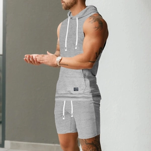 Détail de l'ensemble gilet tricoté à capuche gris sans manches et short pour hommes