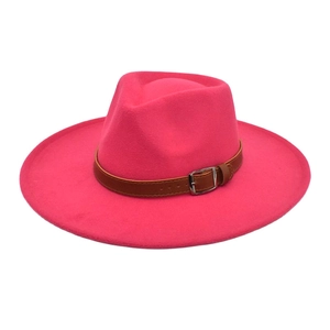 Détail du chapeau fedora rose rouge avec bande en cuir marron et boucle en métal argenté